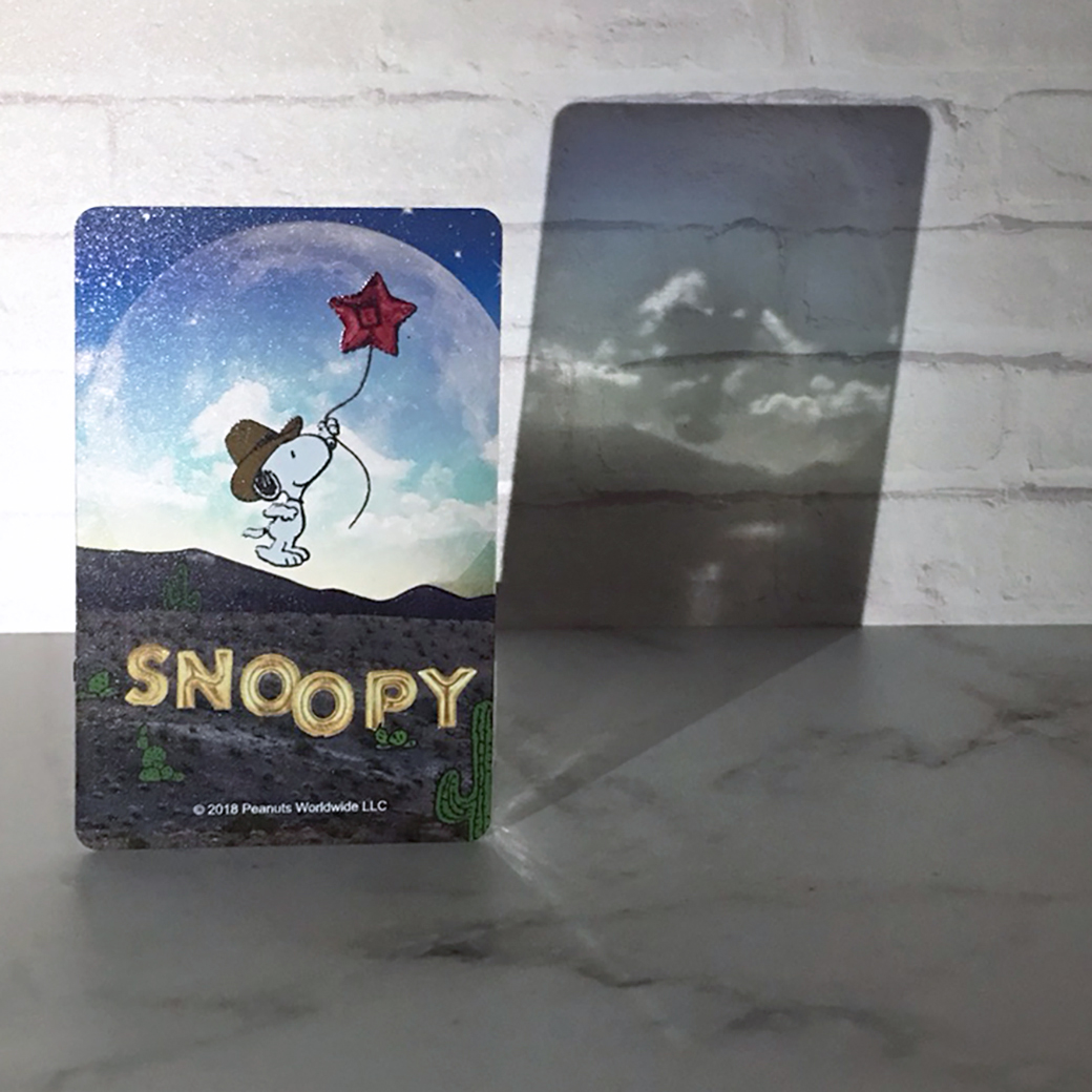 SNOOPY一卡通透明卡呈現星空迷幻感